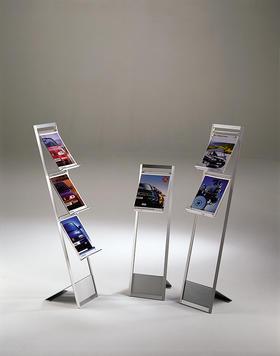 Présentoir porte-brochures sur pied 'Alice' - Aluminium anodisé argent avec tablettes en verre acrylique - Hauteur 900 mm_0