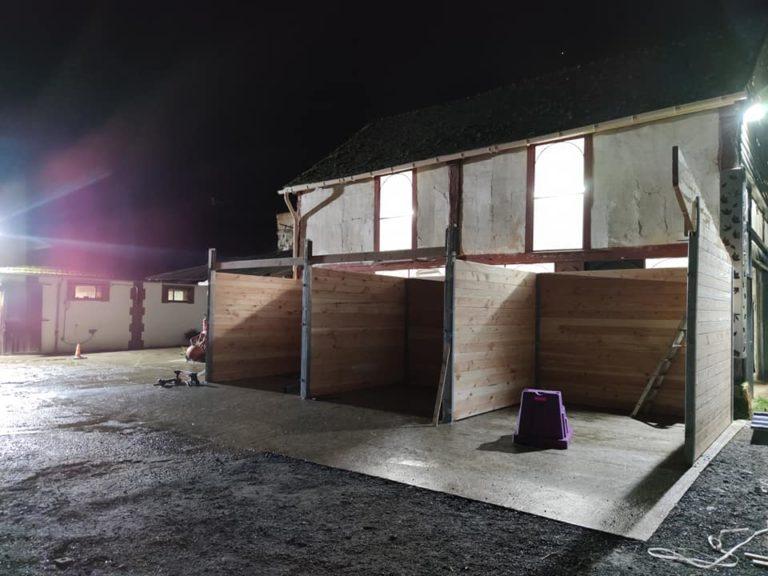 Box avec ouverture intégrale - BOX037 - LCI Cheval - Bois Douglas 48mm - Acier Galvanisé 12x12cm - Toiture Bac Acier_0