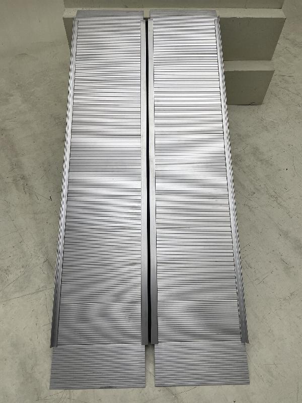 Rampe d'accès en aluminium 400 kg - 1800 x 760 mm - largeur utile 730 mm - Pliante MW Tools ARP20180_0