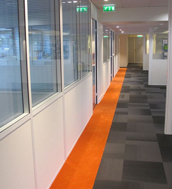 Cloisons de bureaux vitrée demi-hauteur - séparation d'espaces avec lumière naturelle_0