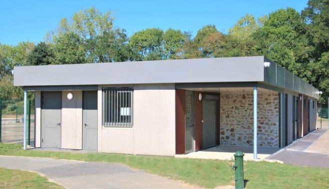 Vestiaire sportif sur mesure - aspect sobre & chic - mur en pierres meulières - 264 m²_0