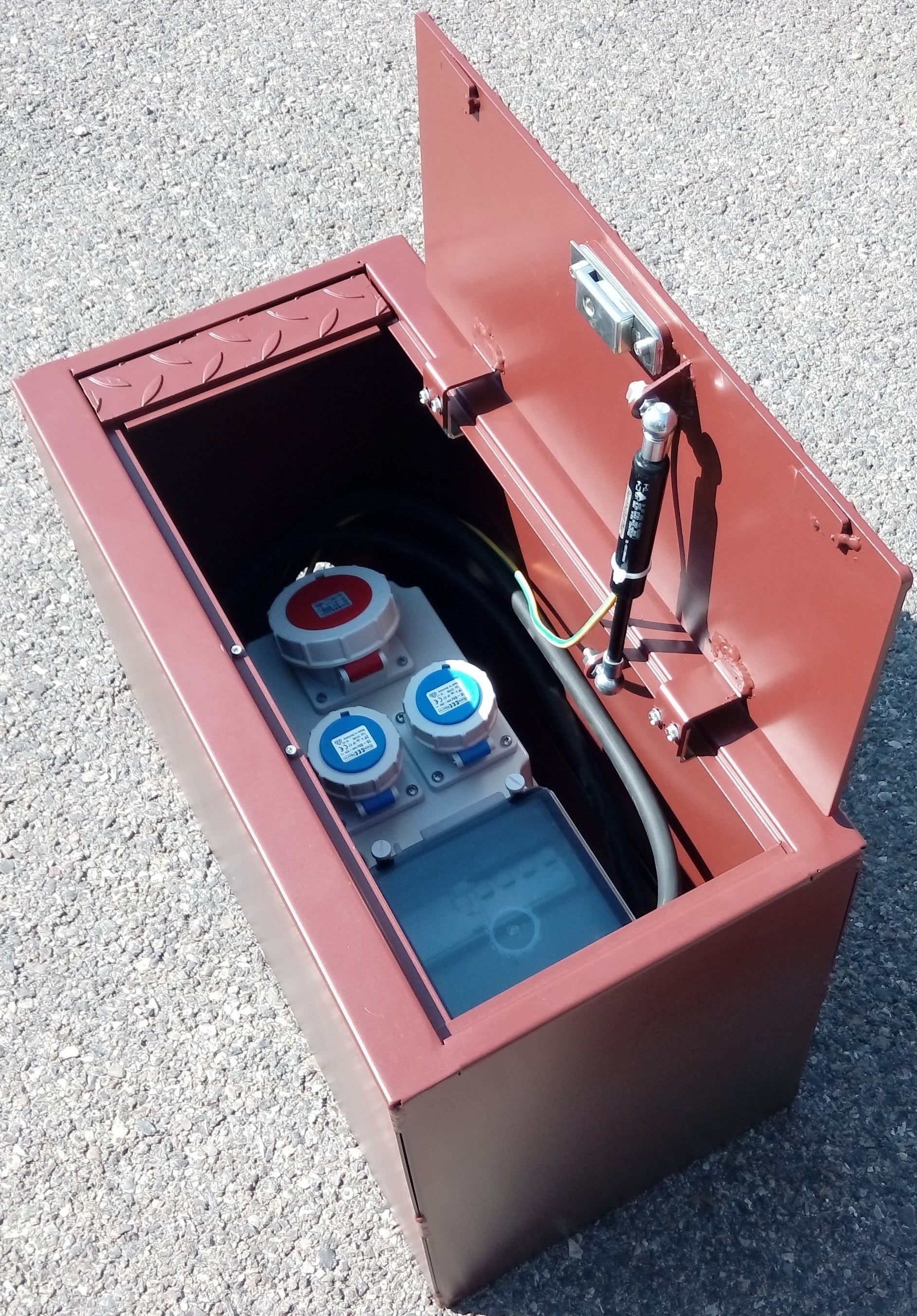 Coffret encastrable de distribution d'énergie - 4 ou 6 prises 16A/32A - Trappe avec serrure et vérin à gaz_0