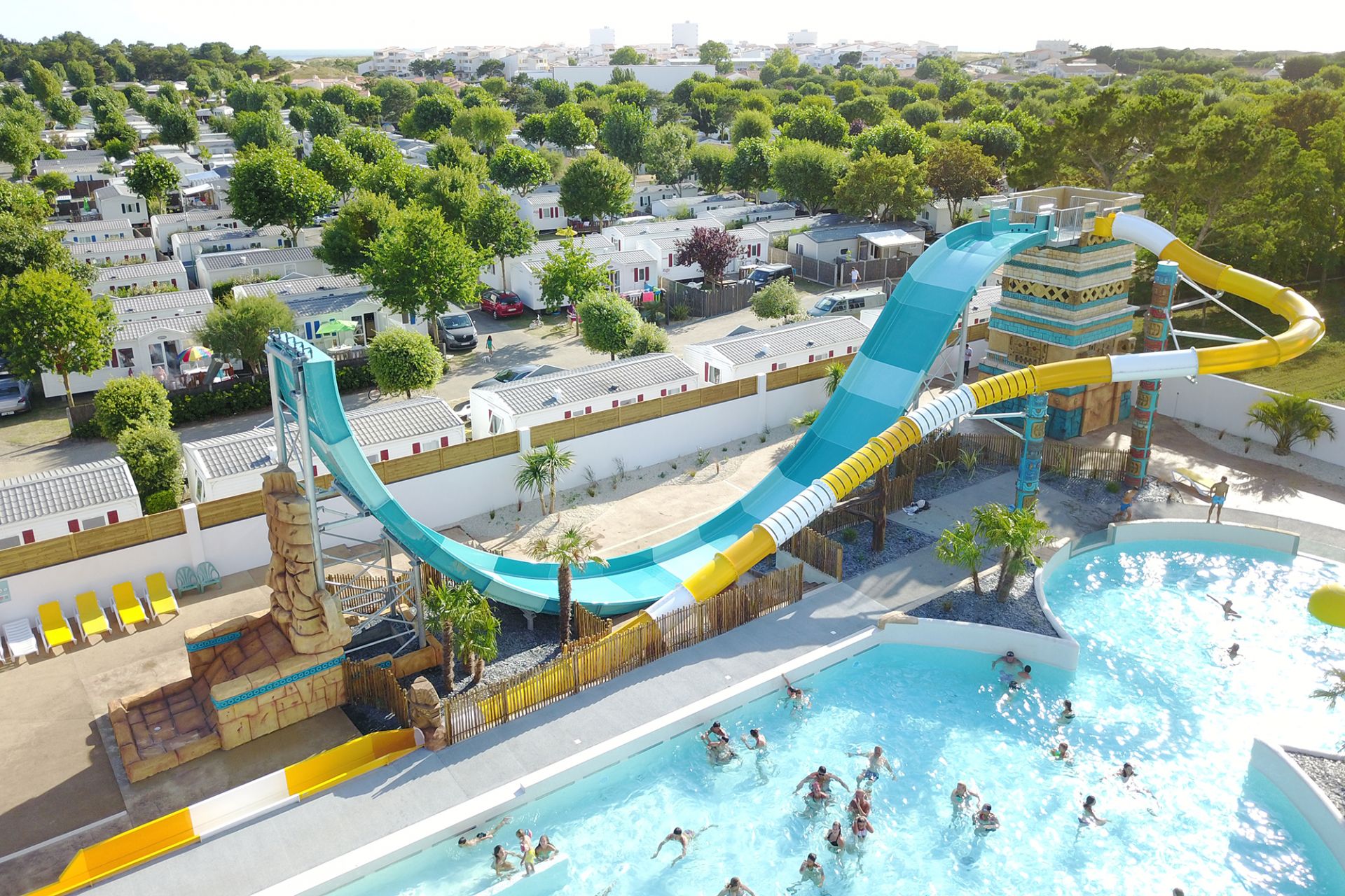 Toboggan aquatique Polin Waterparks - aquatube à effets lumineux et toboggan vague avec décor maya_0