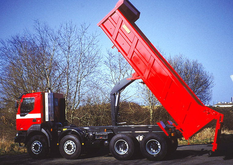 Camions bennes entrepreneur avec porte arrière universelle - châssis 8x4 - volume 13 à 19 m3 - acier THLE renforcé_0