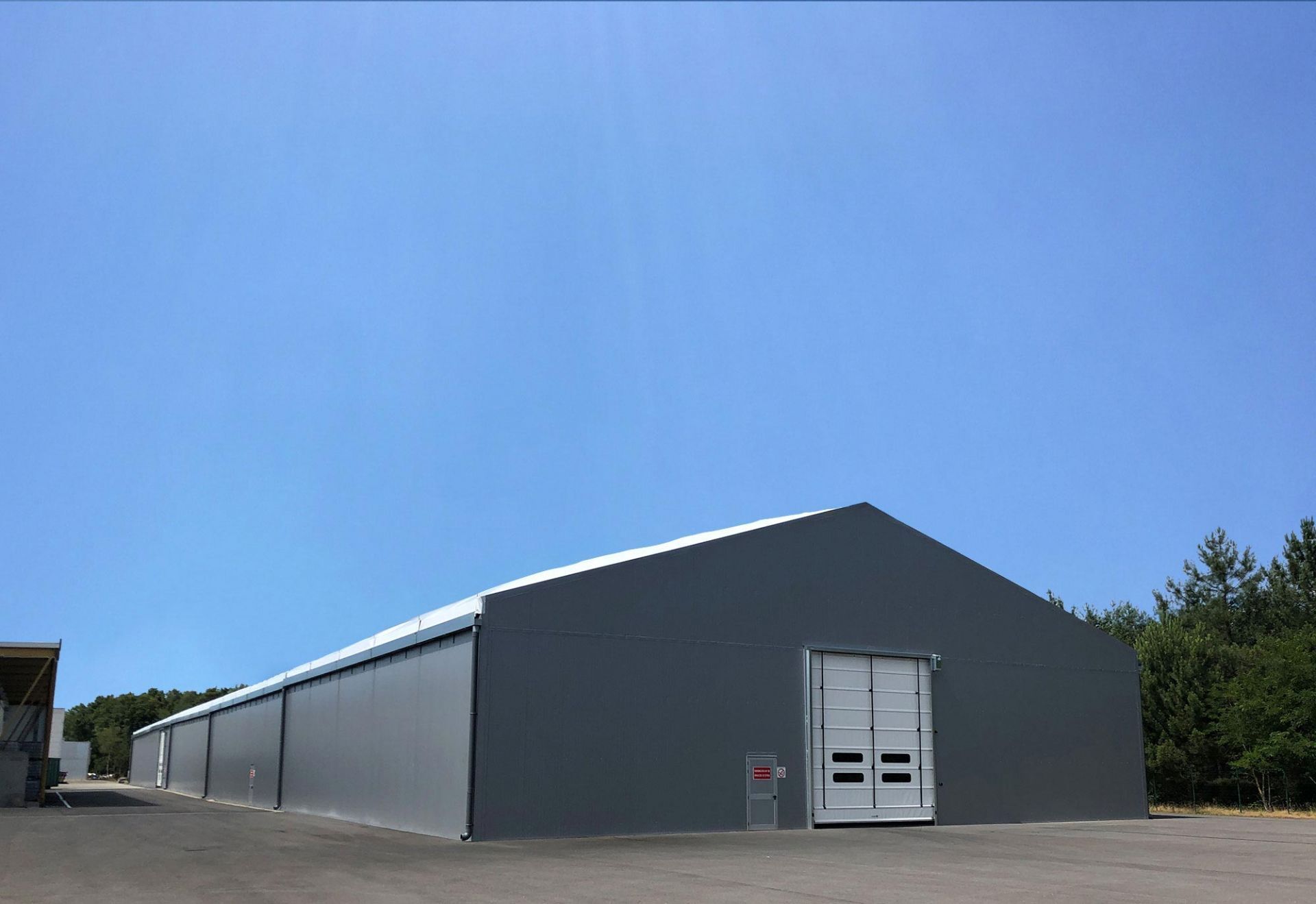 Hangar de stockage industriel pour la protection des matériaux techniques et sensibles contre les intempéries_1