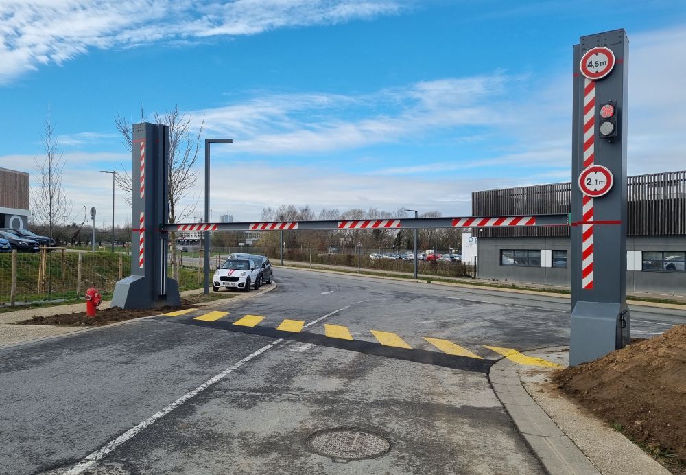 Portique limiteur de hauteur à montée/baisse électrique - Largeur de passage de 6 à 12m -STOPOCAR ICARE - PREFABAT_0