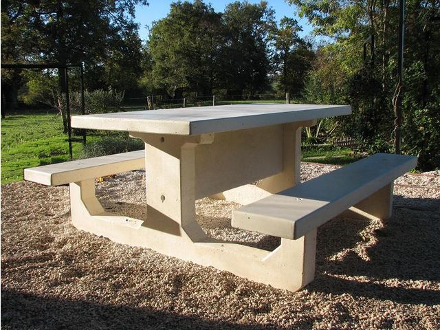 Table pique-nique en béton armé teinté - 12 coloris standards - 180x176x76 cm - Finition peinture et antitaches_0