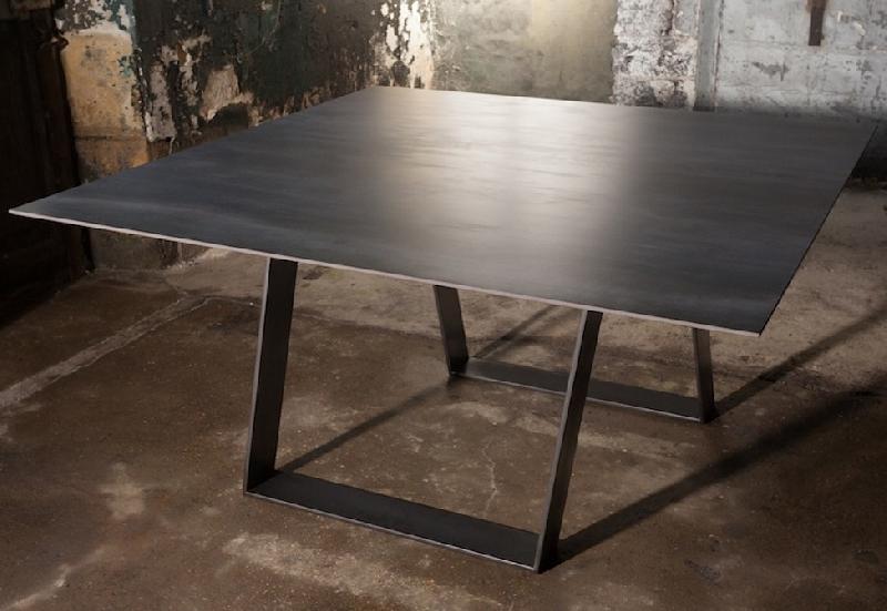 Table A Manger Carree En Acier Supports Inclines