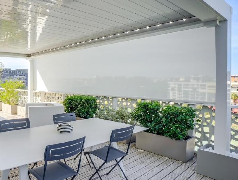 Store Screen ZIP Coffre 105 Alkenz Micro-Perforé Électrique M-Soft Vertical Extérieur pour Pergola et Véranda Sur Mesure Référence: Store ZIP 105 Alkenz M-Soft_0