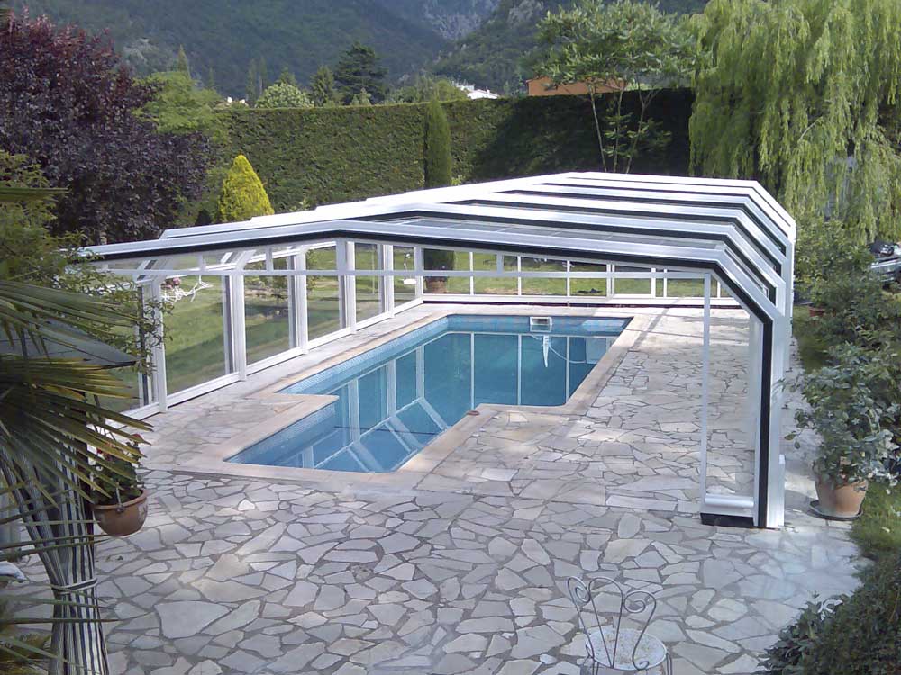 Abri piscine bas cossu, luxueux avec design en pans coupés pour bassins de + de 20m de large  - LEO_0