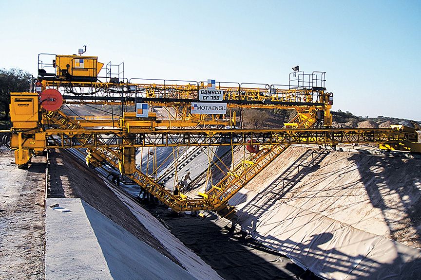 CF-790 Finisseur de canal GOMACO - structure en treillis tubulaire et adaptable aux pentes de 4:1 à 1:1_0