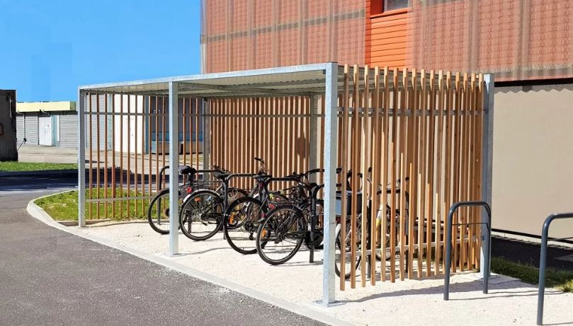 Abri vélo ouvert en bois durable, conçu selon vos besoins, idéal pour les entreprises, collectivités et hôtels_0