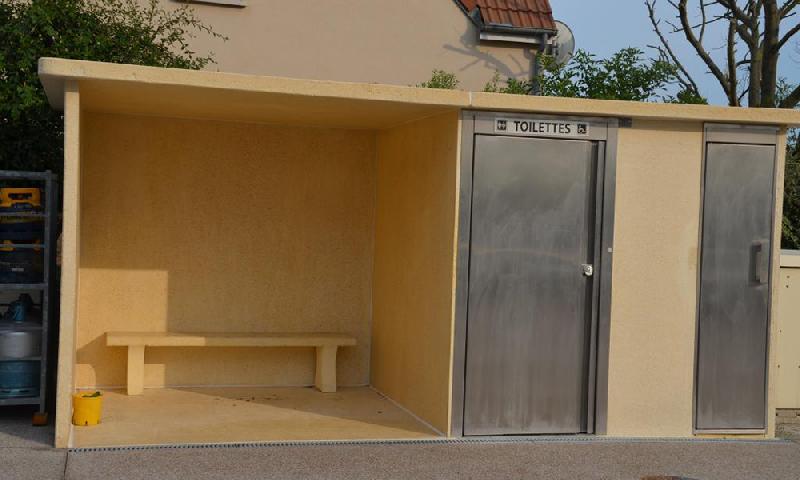 Cabine PMR et abris bus - Cellule sanitaire avec local technique et banquette - Mobilier urbain Beaujolais_0