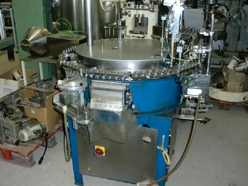 Machine de remplissage et de fermeture d'ampoules marzocchi l4 d'occasion - référence                        :                         e0035_0