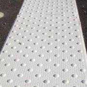 Dalle podotactile en résine pour extérieur - dimensions 600x412 mm et 820x412 mm - coloris blanc ou sur demande_0
