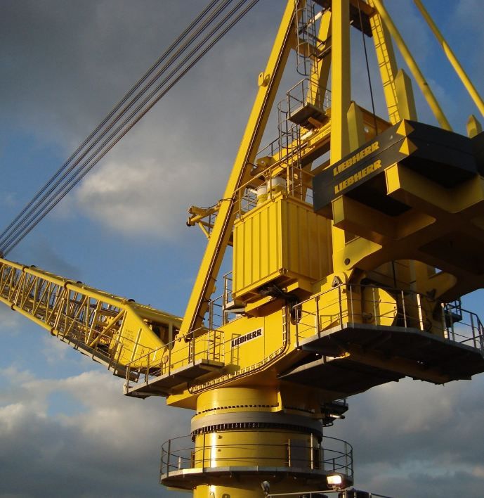 BOS 7500 - Grue portuaire offshore Liebherr - Capacité de levage max 300t - Portée max 84m_0