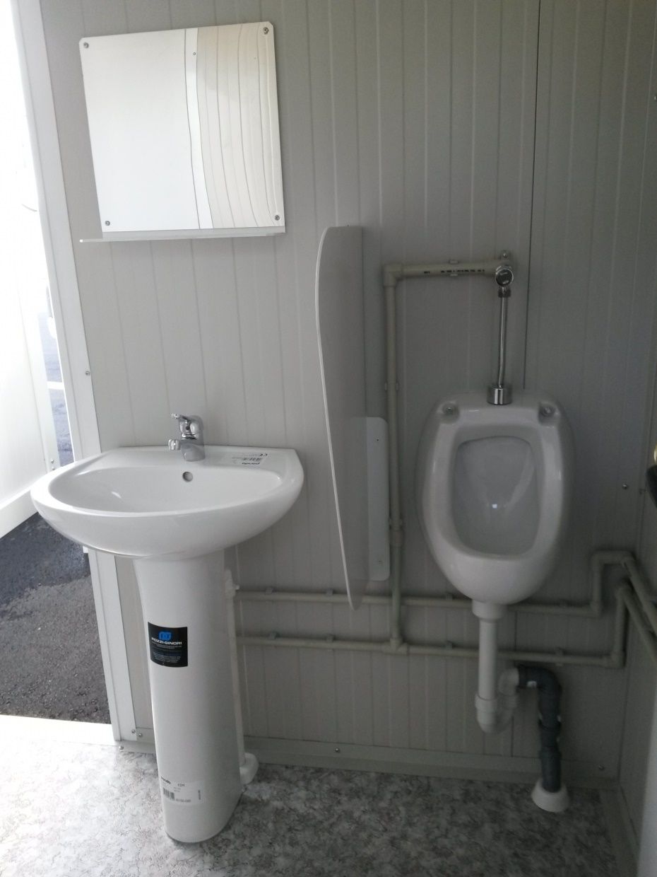 Bungalow sanitaire de chantier avec WC à l'anglaise, un urinoir, une douche et un lave main - SDU_0