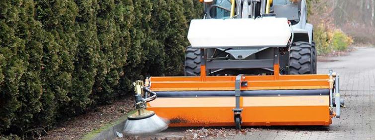 Balayeuse, volume de ramassage 380 litres, peut être monter sur chariot élévateur, chargeuse, tracteur, chargeur agricole - disponible en location_0