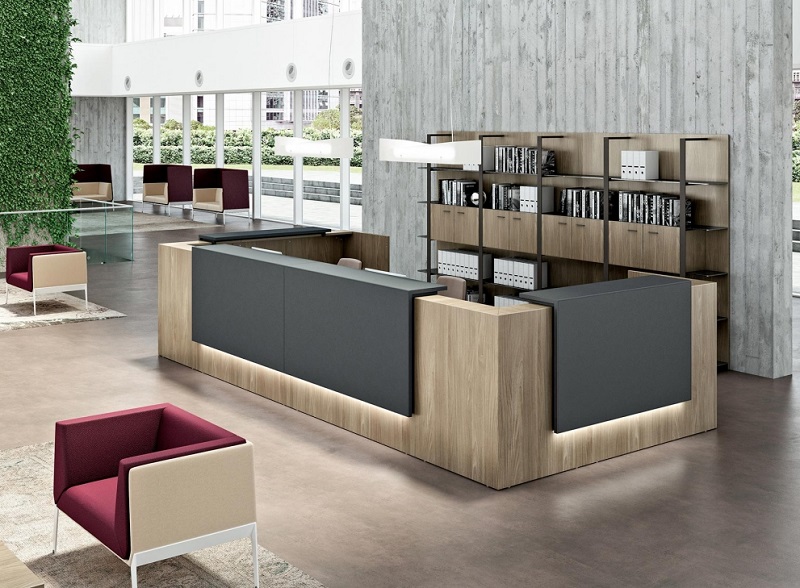 Banque d'accueil Quadrifoglio Z2 - hauteur normalisée - coloris orme avec tops anthracite et trait lumineux - plan de travail normalisé bureau_0