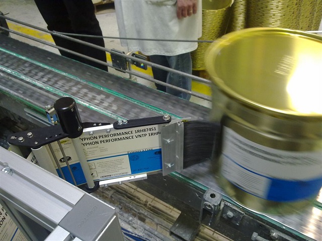 Étiqueteuse automatique industrielle - pose d'étiquettes pré-imprimées sur produits en mouvement_0