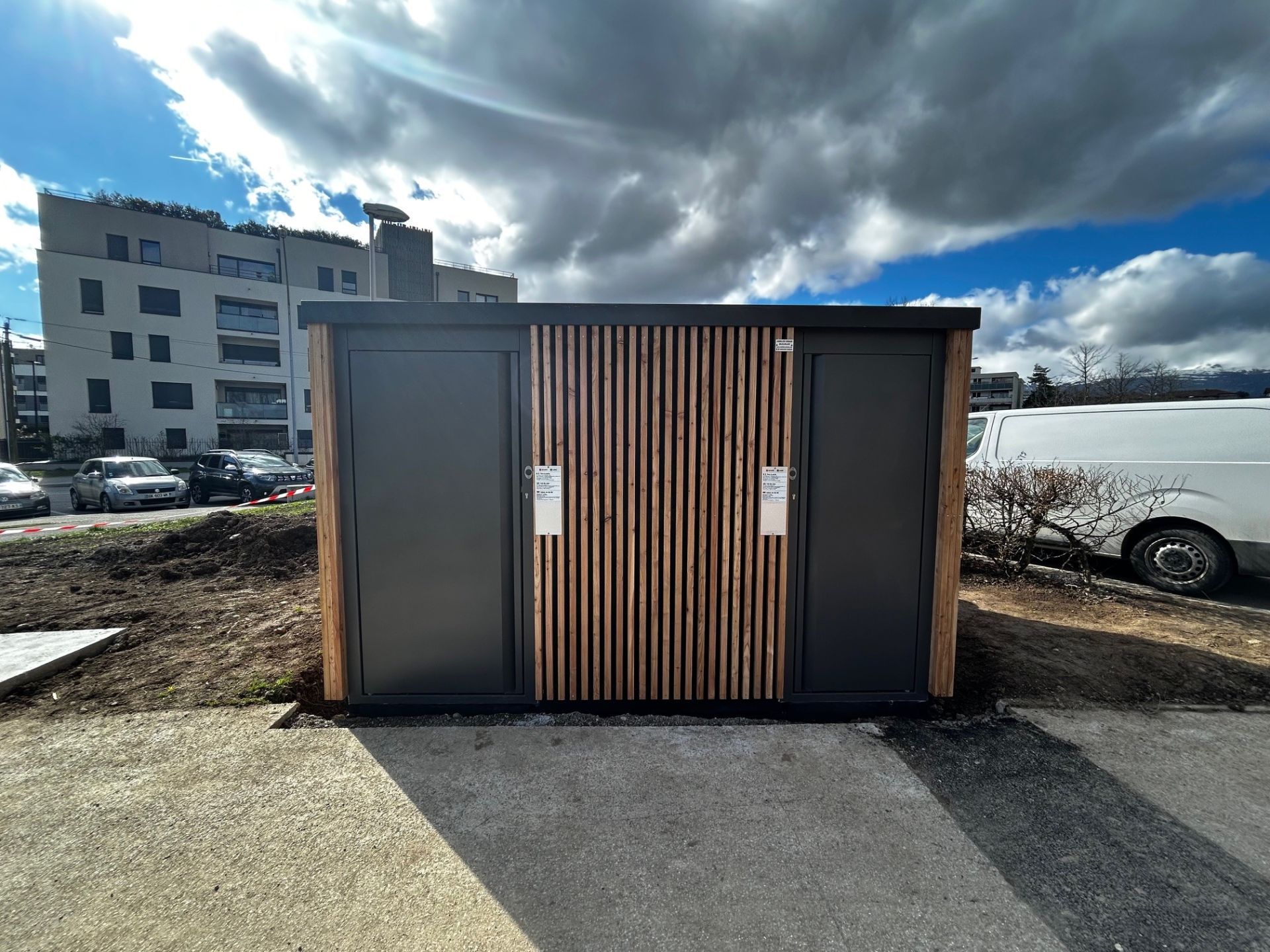 Cabine PMR avec une cabine standard disponible en version manuelle, semi-automatique ou automatique - réf. 2052_1