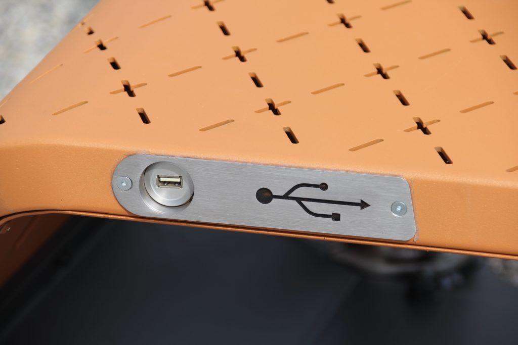 Banc connecté - mu - mobilier urbain - recharge vélo électrique_1