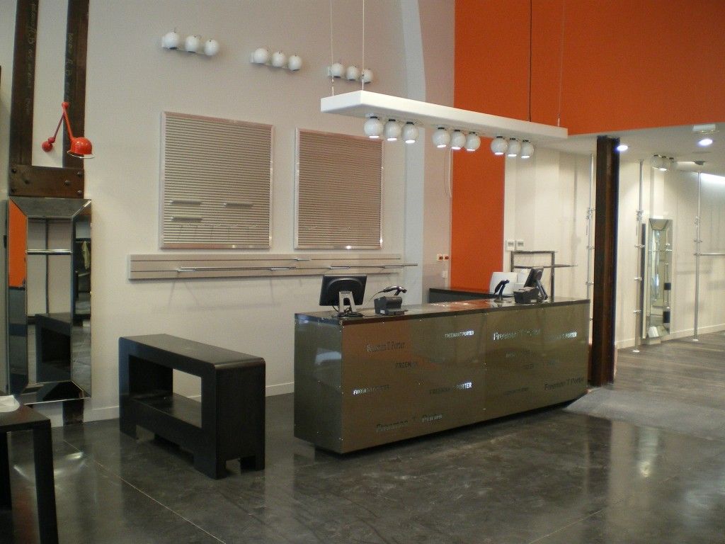 Comptoir pour magasin - A4 Inside - caisse en acier avec découpe laser_0