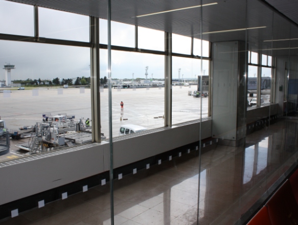 Cloison fixe avec décor sérigraphié en verre Plastofloat tri-feuilleté pour aéroport - sécurité et transparence_0