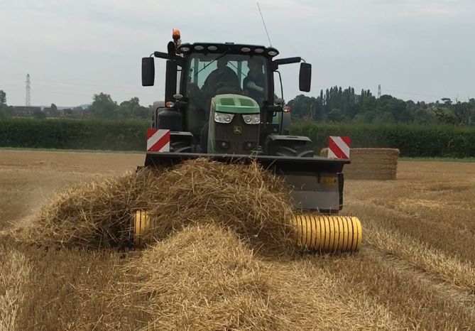 Rt 380 - andaineur à tapis - roc srl - le rt 380 peut être frontal par rapport au tracteur ou utilisé en poste inversé_0