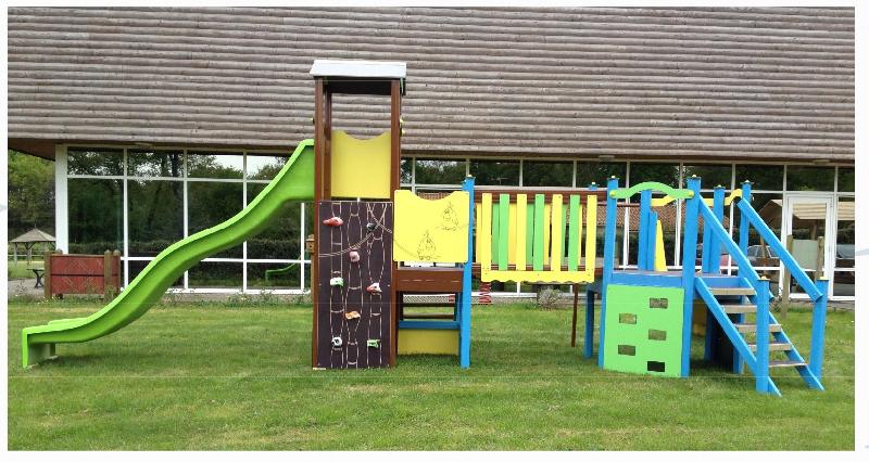 Structure multijeux en aluminium pour enfants de 3 à 12 ans - 2 toboggans, mur d'escalade, maisonnette et passerelle_0