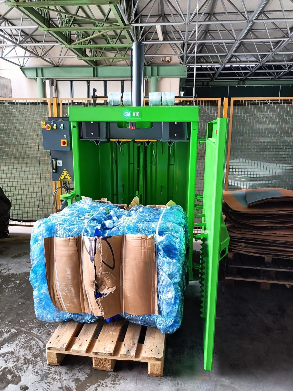 Presse à balles haute capacité V16 pour plastique et film plastique - Compactage sécurisé pour déchets souples et volumineux._1