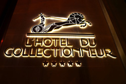 Panneaux lumineux à LED - Lettres individuelles en relief en altuglas diffusant blanc, épaisseur 30 mm, avec lettres en bronze vieilli_0