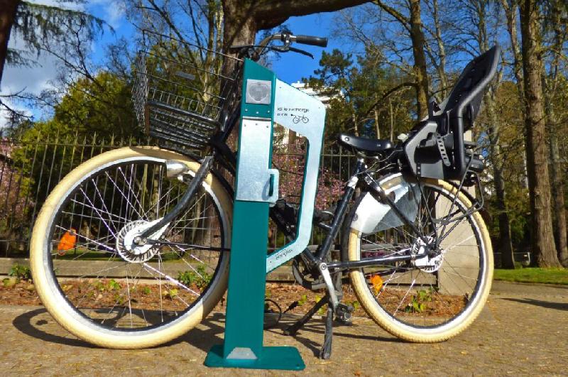 Borne e-Park VAE - Recharge et sécurisation pour 2 vélos électriques - Modèle breveté et construction durable_0