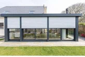 Véranda en aluminium sur mesure avec volets roulants ou brise-soleil orientables - Gamme COCOON_0