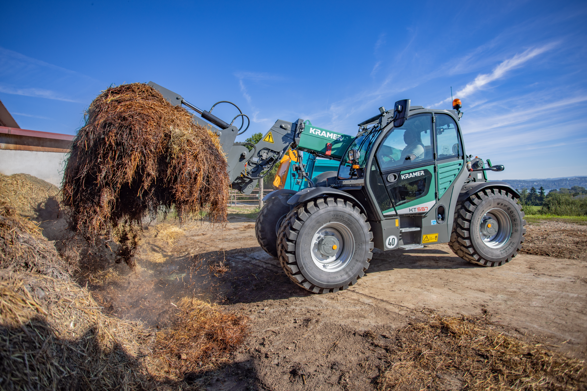 Chariot télescopique flexible, efficace avec hauteur de gerbage maximale de 7 m et une charge utile de 5,5 t - Kramer KT557T144_0