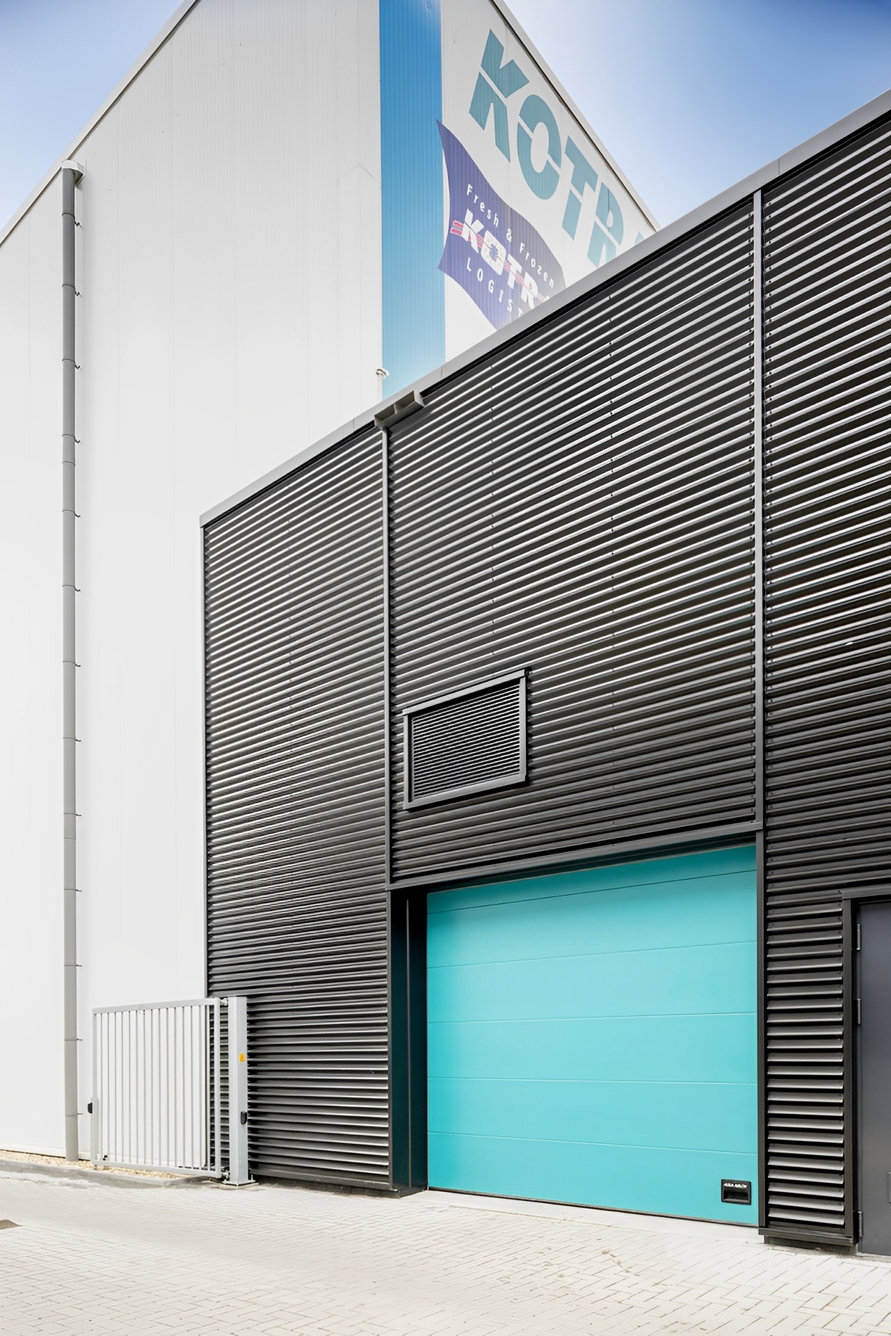 Porte sectionnelle industrielle réalisée à base de panneaux isolés, conçue pour préserver l'efficacité de votre entreprise_1