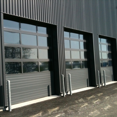 Porte sectionnelle industrielle en panneaux, de 80mm assure la fermeture et l'isolation thermique des zones sensibles dans les bâtiments, entrepôts - SAFIR ISOTEC_0
