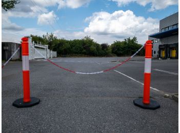Poteau de jalonnement en polyéthylène avec base lestée - Mobile et modulable - STI Balisage routier_0