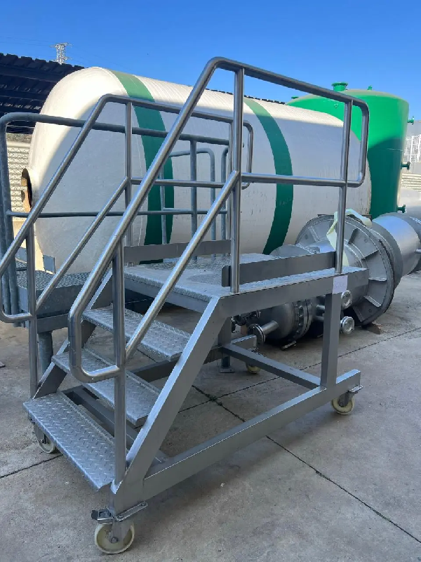 Échelle en acier inoxydable à roues_0