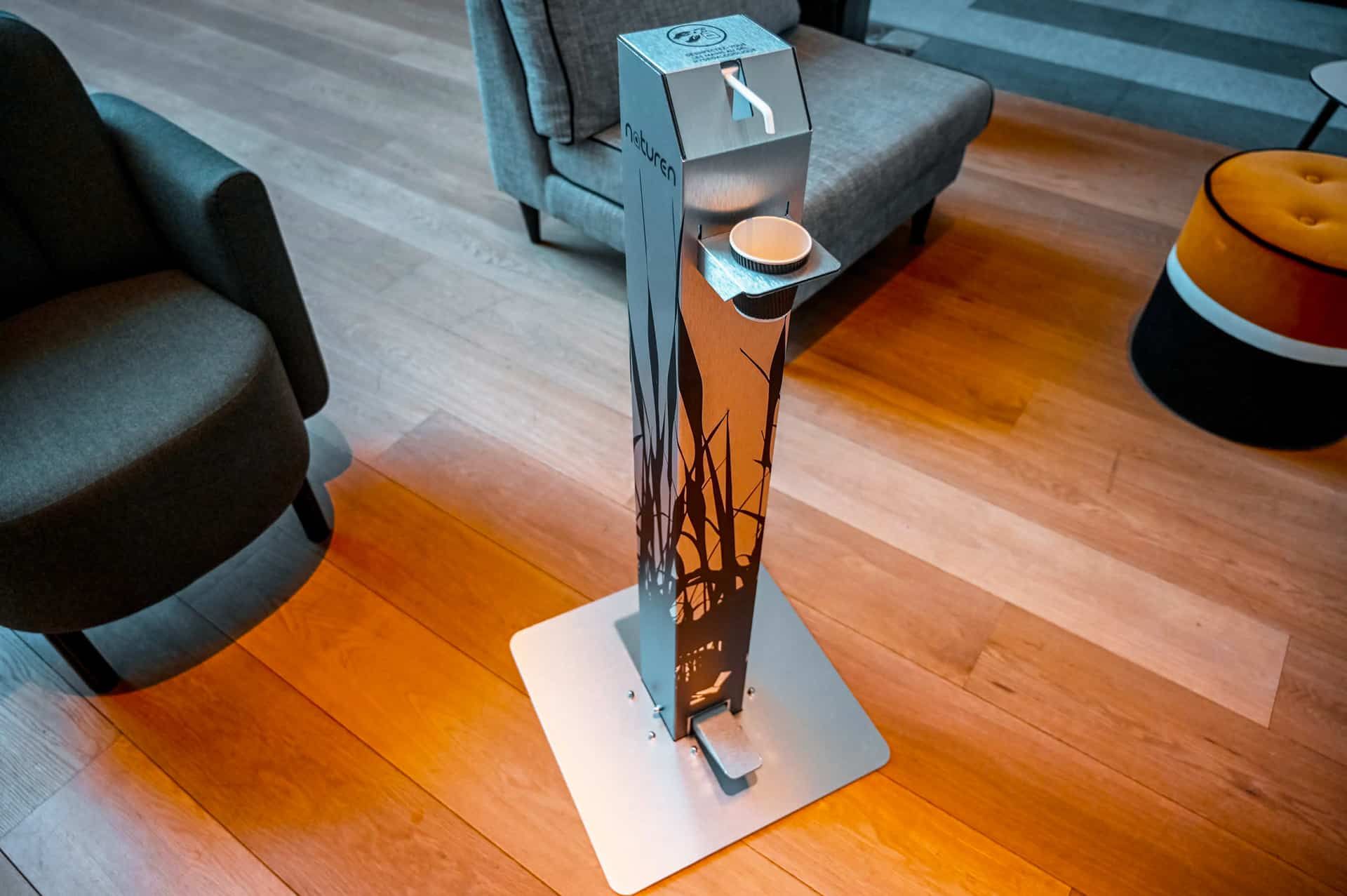 Distributeur de gel hydroalcoolique - Naturen - 94cm - sans contact avec pédale à l’embase - aluminium brossé et personnalisable_0