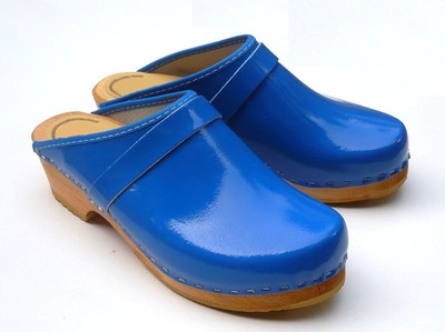 SABOTS CUIR BLEU VERNIS