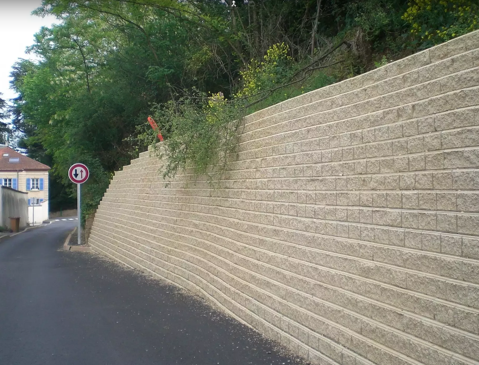 Bloc béton manu portable et de haute technicité, aspect pierre éclatée - LEROMUR - Pomel Beton_0