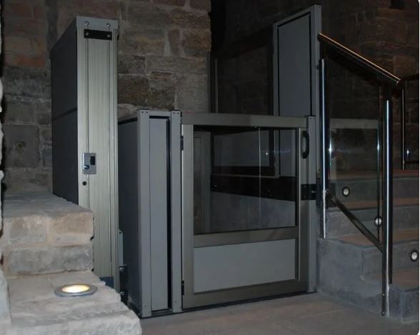 Plateforme monte-escalier verticale - Capacité 340 kg - Hauteur d'élévation jusqu'à 1,60 m - Garaventa Opal_0