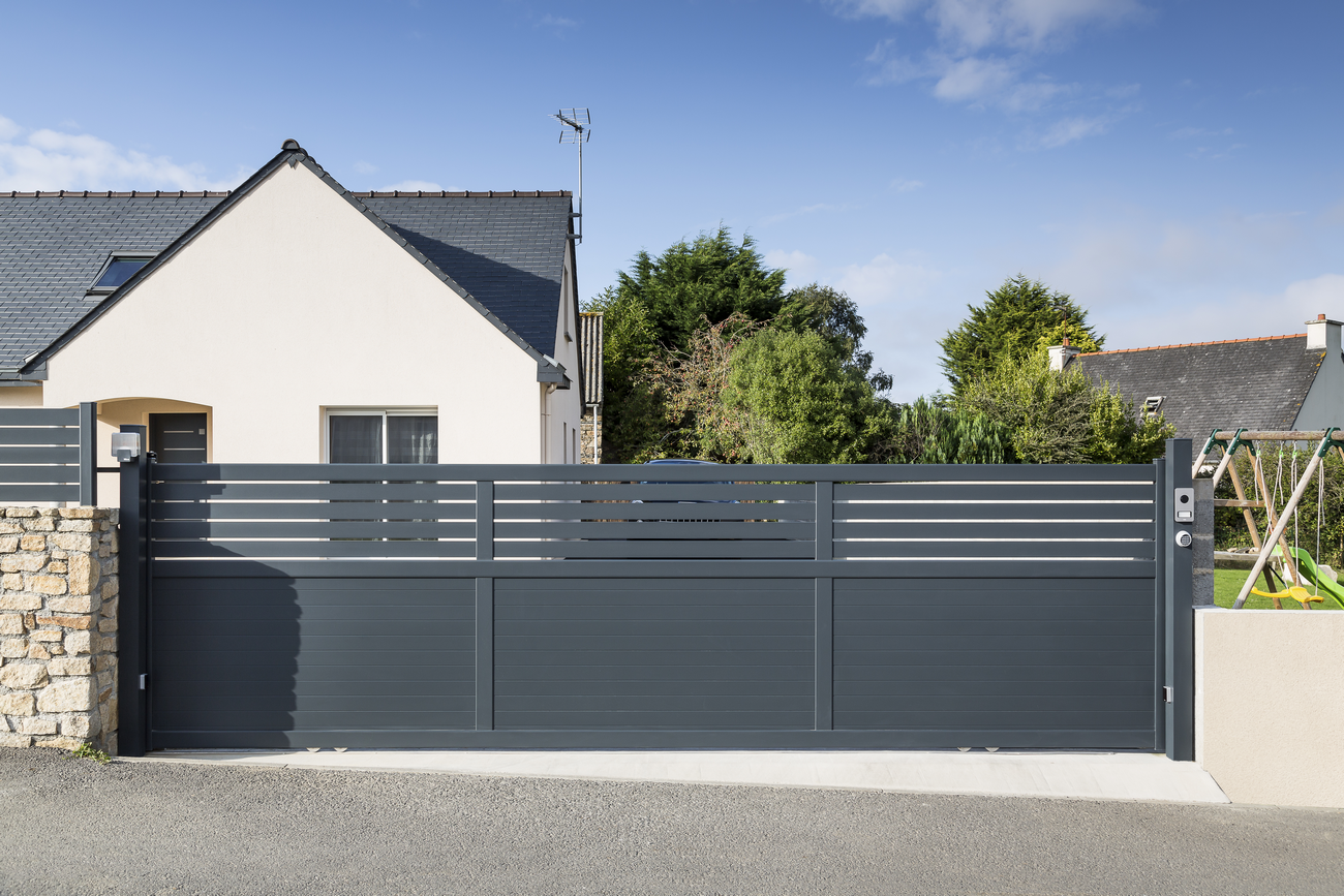 Portail coulissant à rail diaouled / simple vantail / droit / semi-ajouré / en aluminium_1