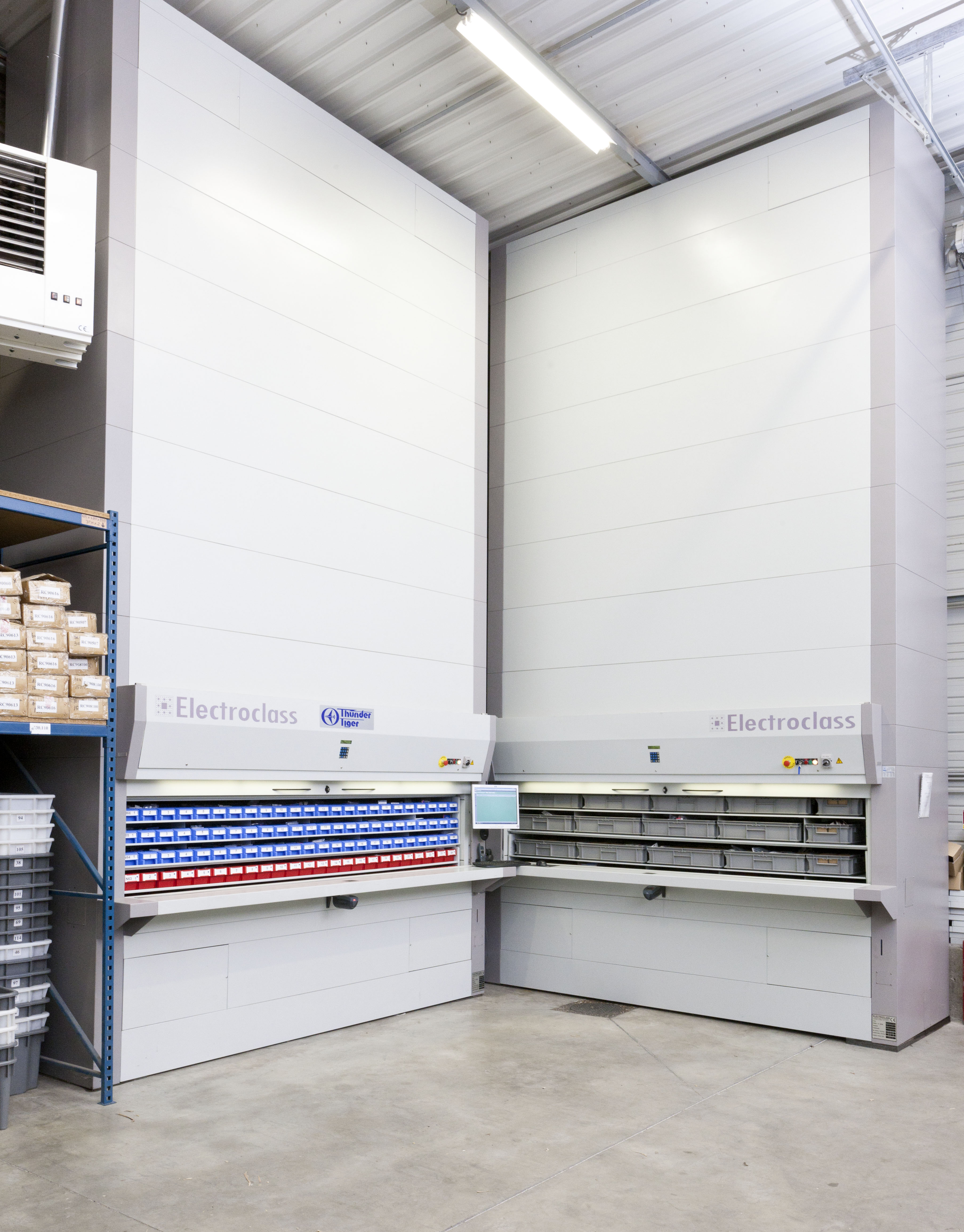 Stockeur rotatif vertical TITAN - Solutions automatisées pour composants semi-finis et finis_0