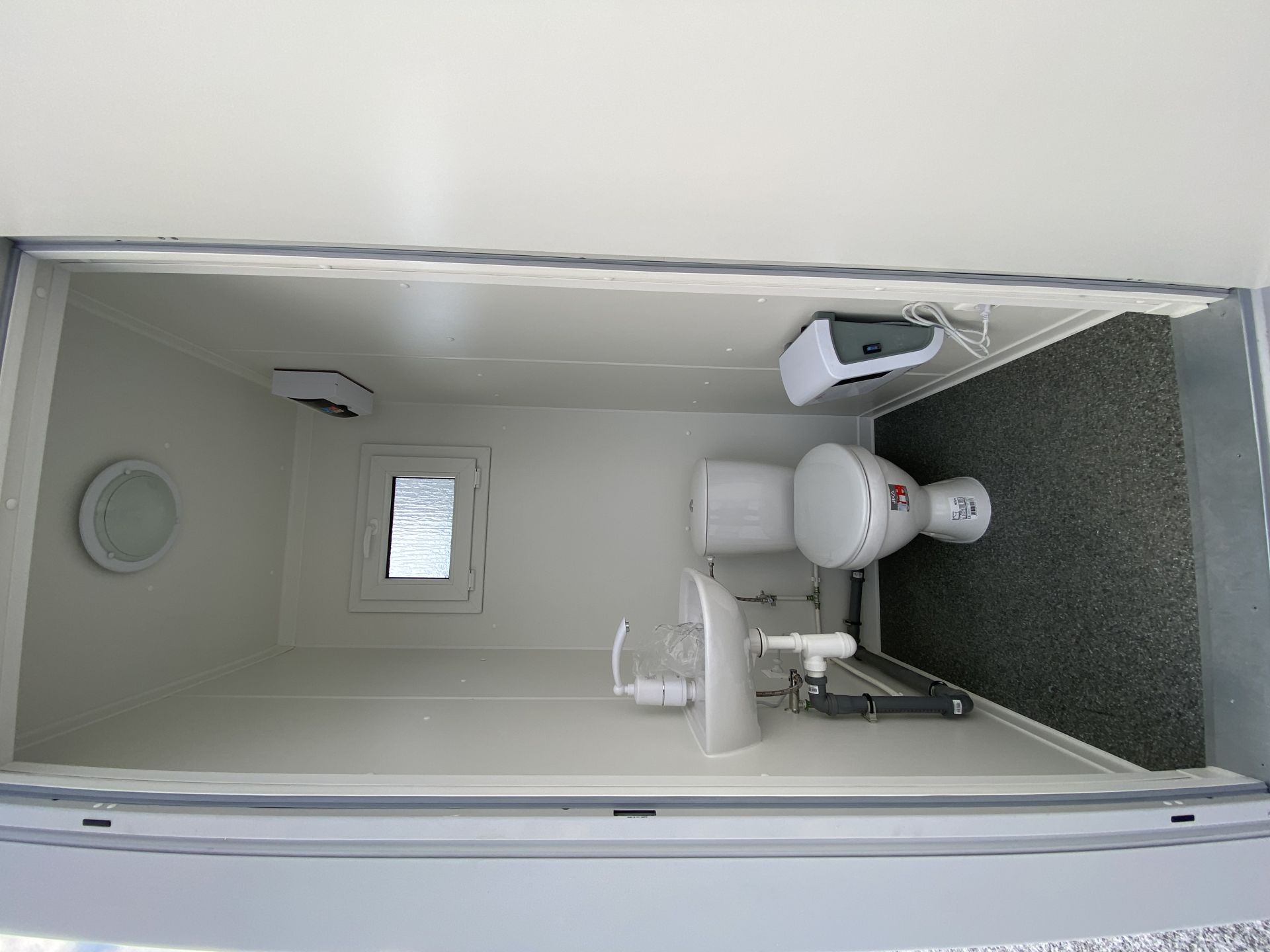 Bloc sanitaire module 5 pieds - WC avec équipements électriques et sanitaires complets_0