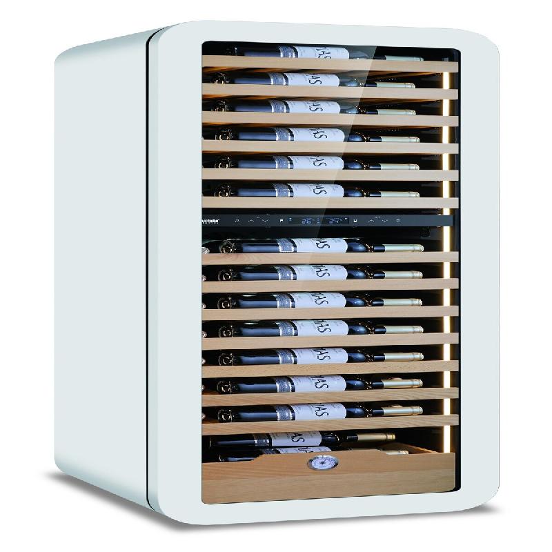 KLIMAITALIA Un frigo à vin à double température. Des étagères bois une commode. Hygromètre. LED. T°s +2°C/+20°C. Dim. LxS&H 54x55x160 cm. VIN_0