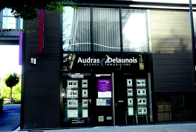 Store à bandes verticales Storistes de France - Style épuré, grandes dimensions, et gestion de la lumière_0