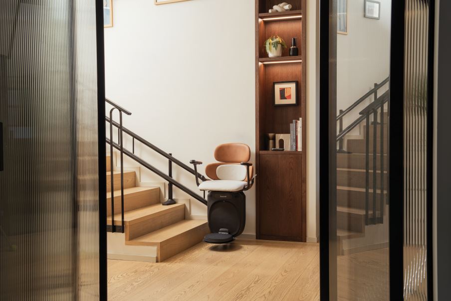 Monte escalier ergonomique avec rail noir sobre et raffiné,  commande simple et assise pivotante - JOYA_0