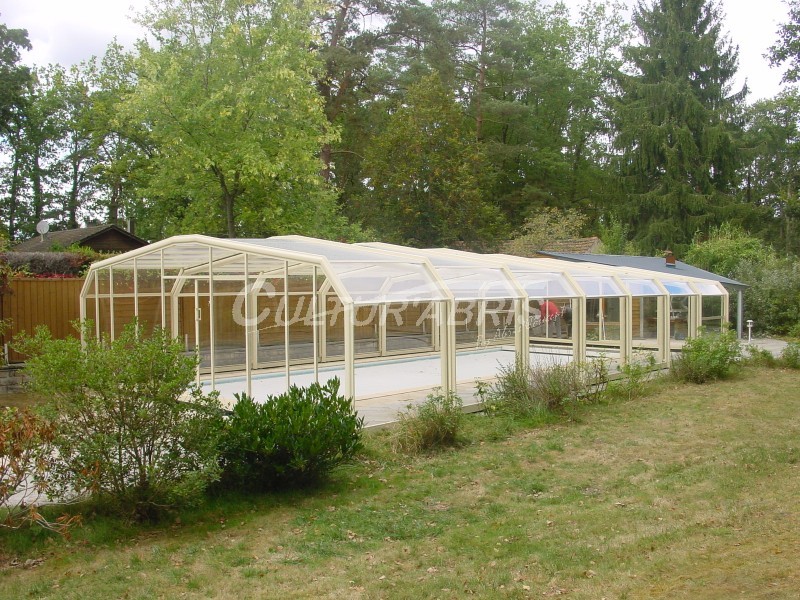 Abri piscine haut BORA - robuste, esthétique et pratique avec système de guidage sans rail au sol_0